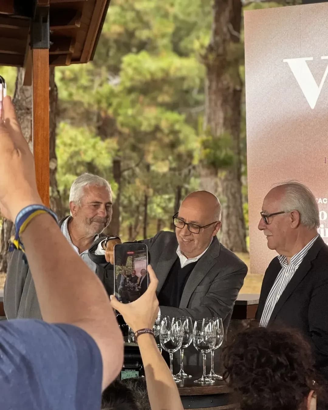 Momento del descorche. Presidente del Consejo Regulador, Pedro Suárez, presidente del Cabildo de Gran Canaria Antonio Morales, y el consejero de Sector Primario, Miguel Hidalgo - Materia Prima