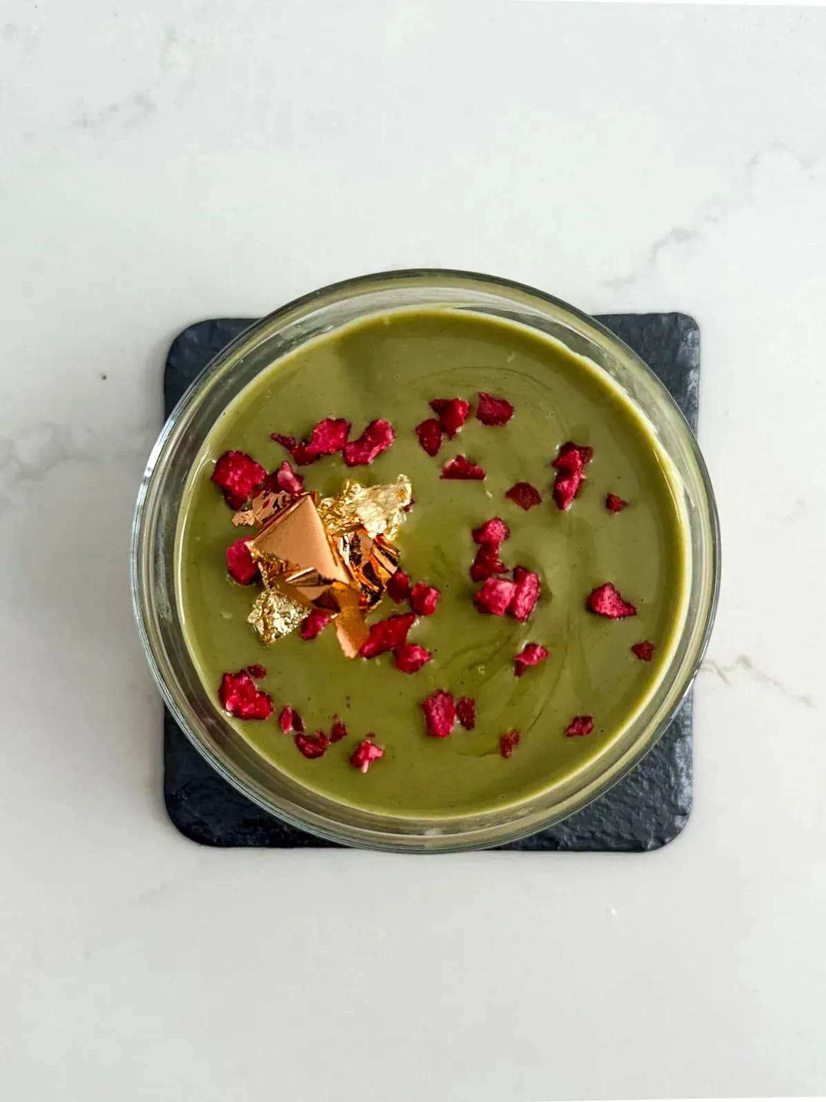 Postre fluido de pistacho siciliano y frambuesa liofilizada