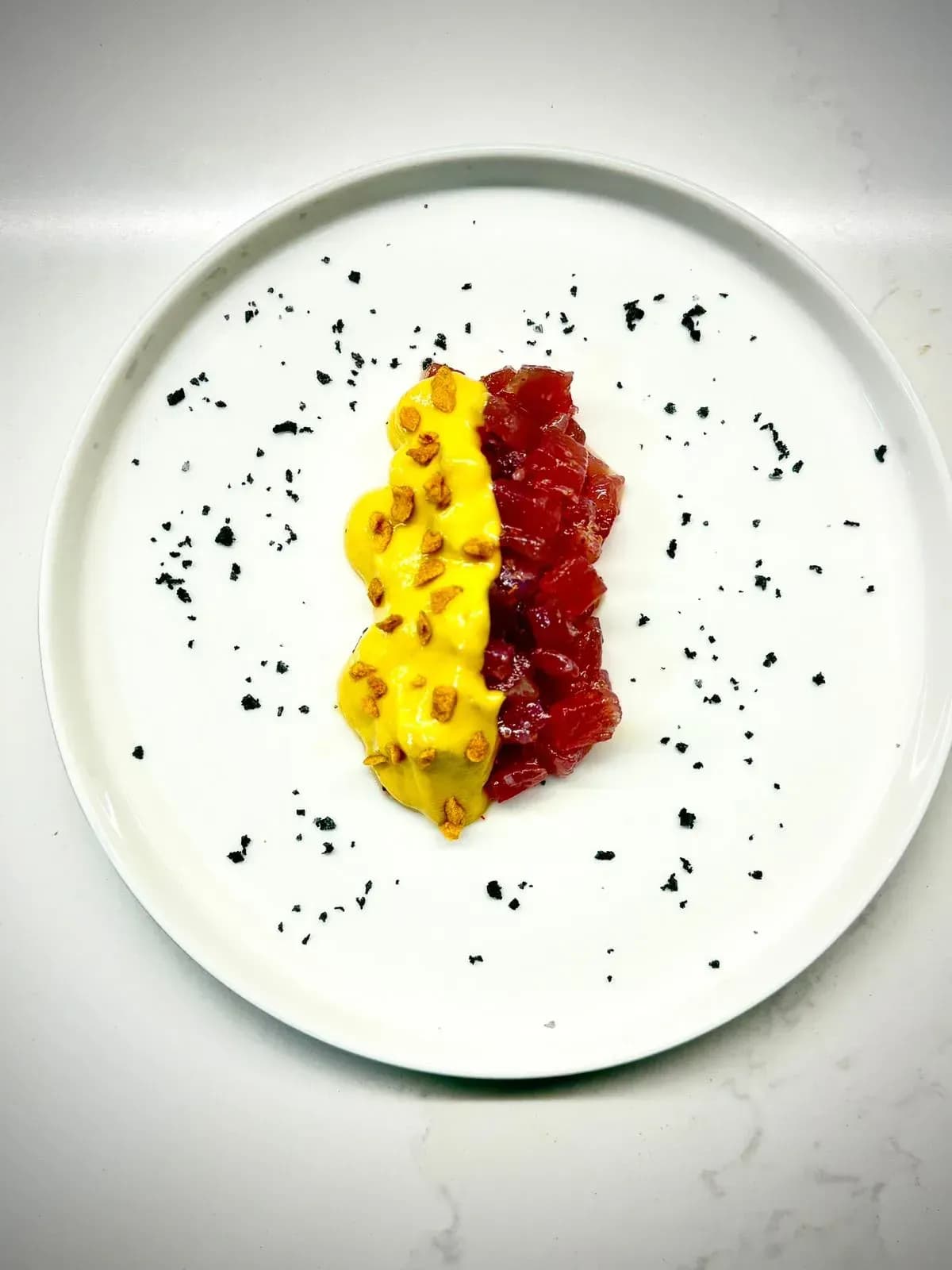 Versión de tartar de atún con salsa peruana que evoluciona en Canarias con ají dulce y lima