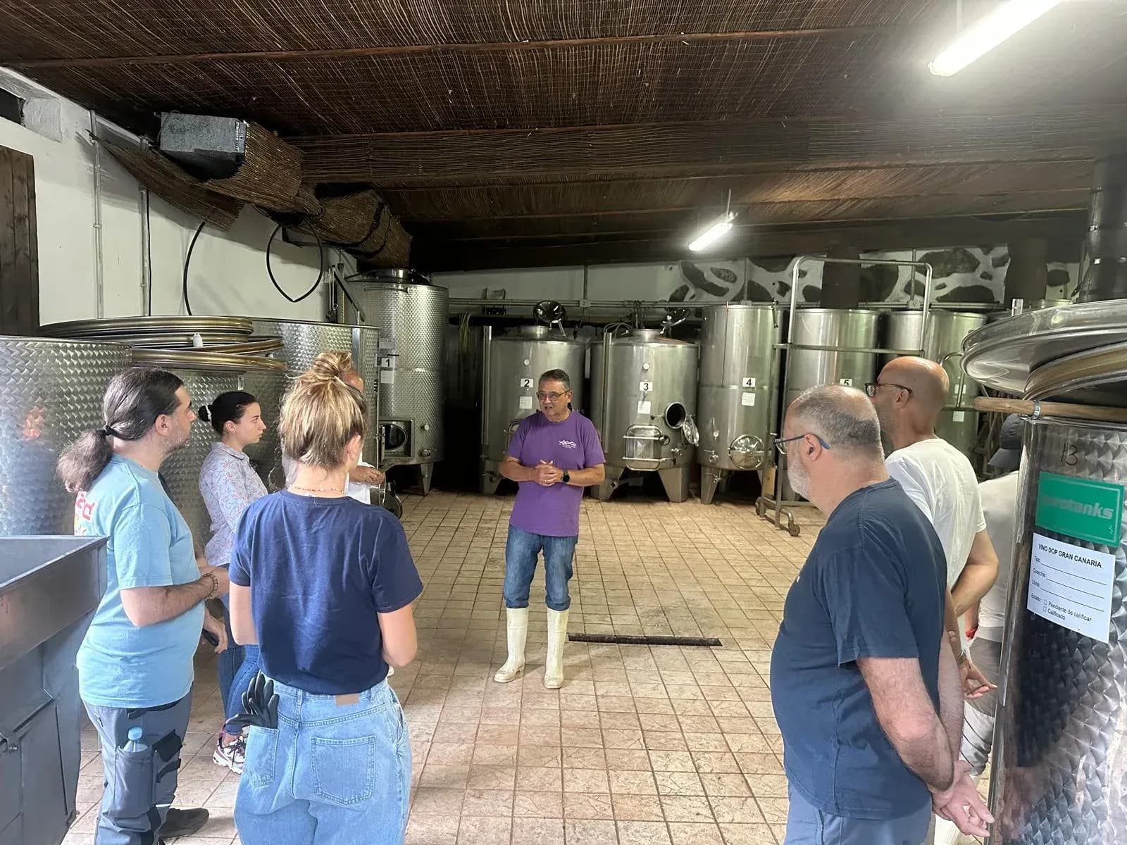 Clase en bodega con el profesor Luis Delfín