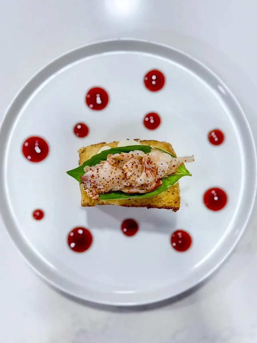 Jardín japonés: langostino tigre sobre pan brioche, salsa de pétalos de rosa y emulsión de huevo de codorniz