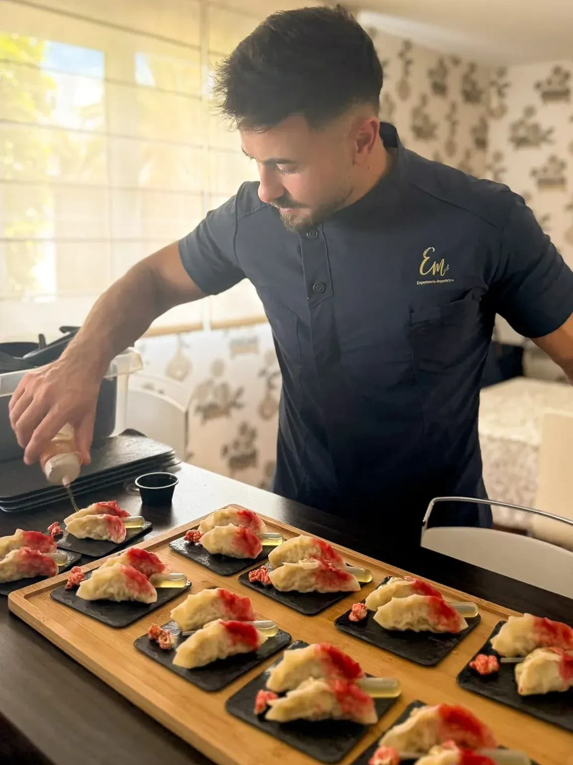 Eleazar Miranda, chef privado G.C  - Experiencia degustativa   Gyoza de pollo con 17 especias, salsa de ciruela agridulce y pincelada de tuno indio