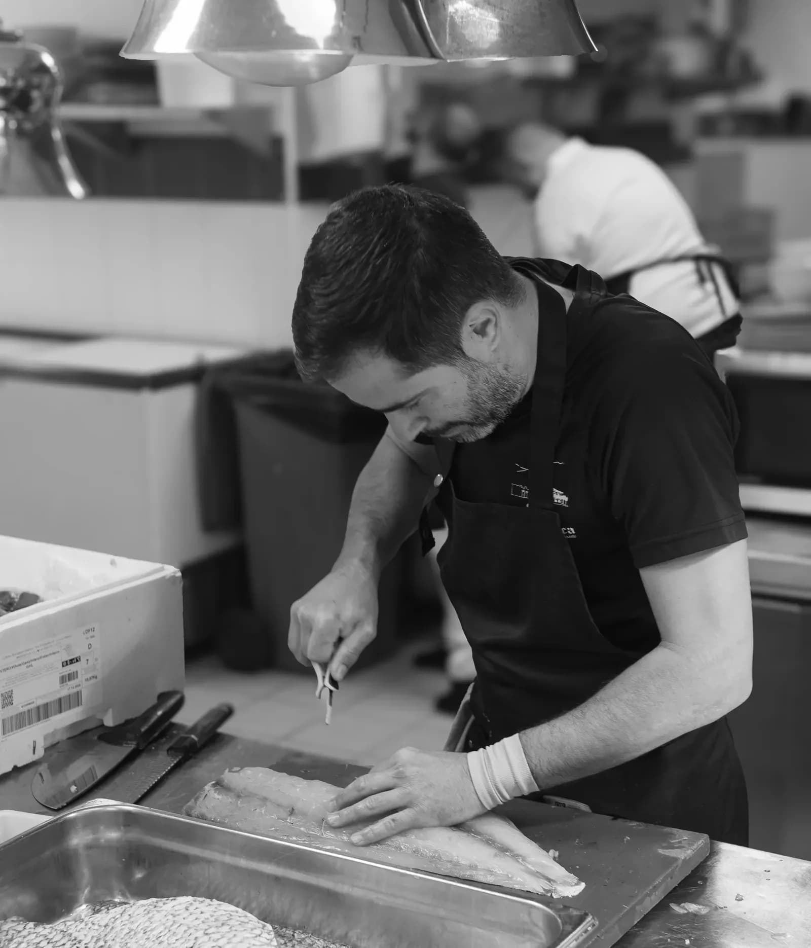 Aridani Alonso en cocina pescado - Casa Romántica