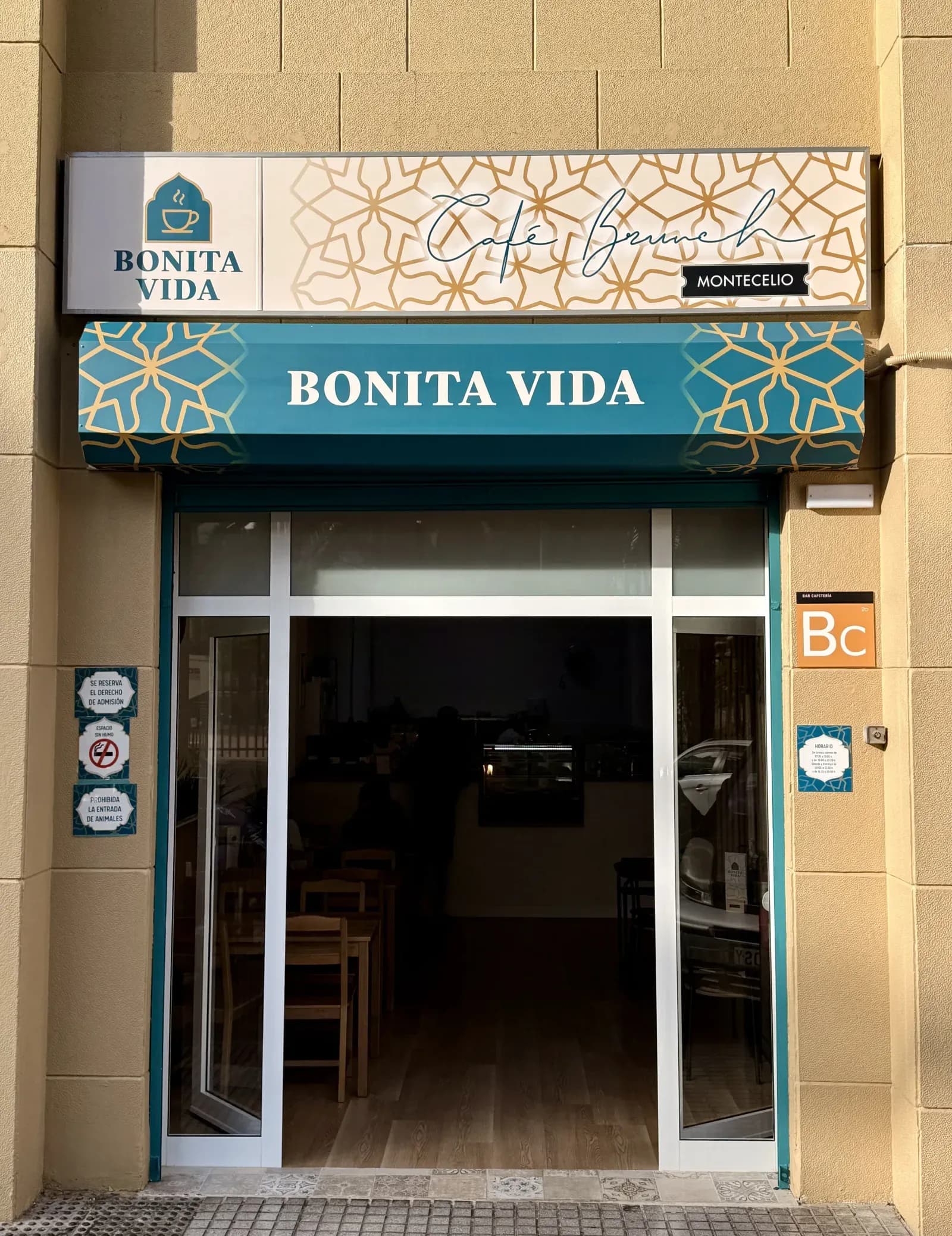 Entrada a cafetería Bonita Vida