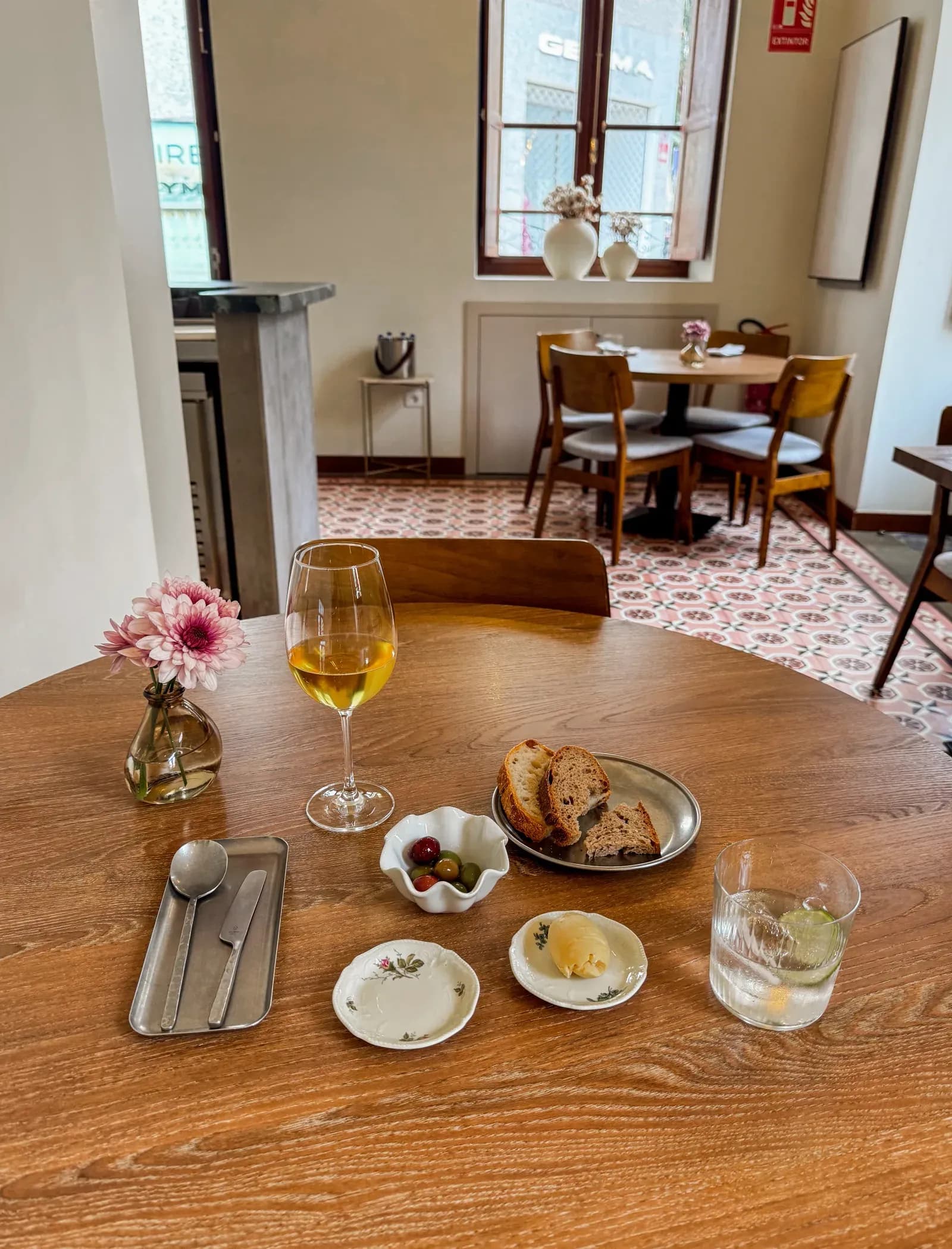 Cava, pan, mantequilla y aceitunas - Materia Prima