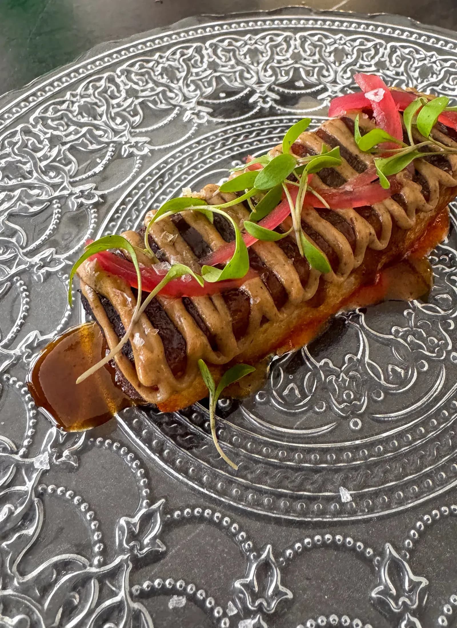 Taco de cabra, boletus y cebolla encurtida