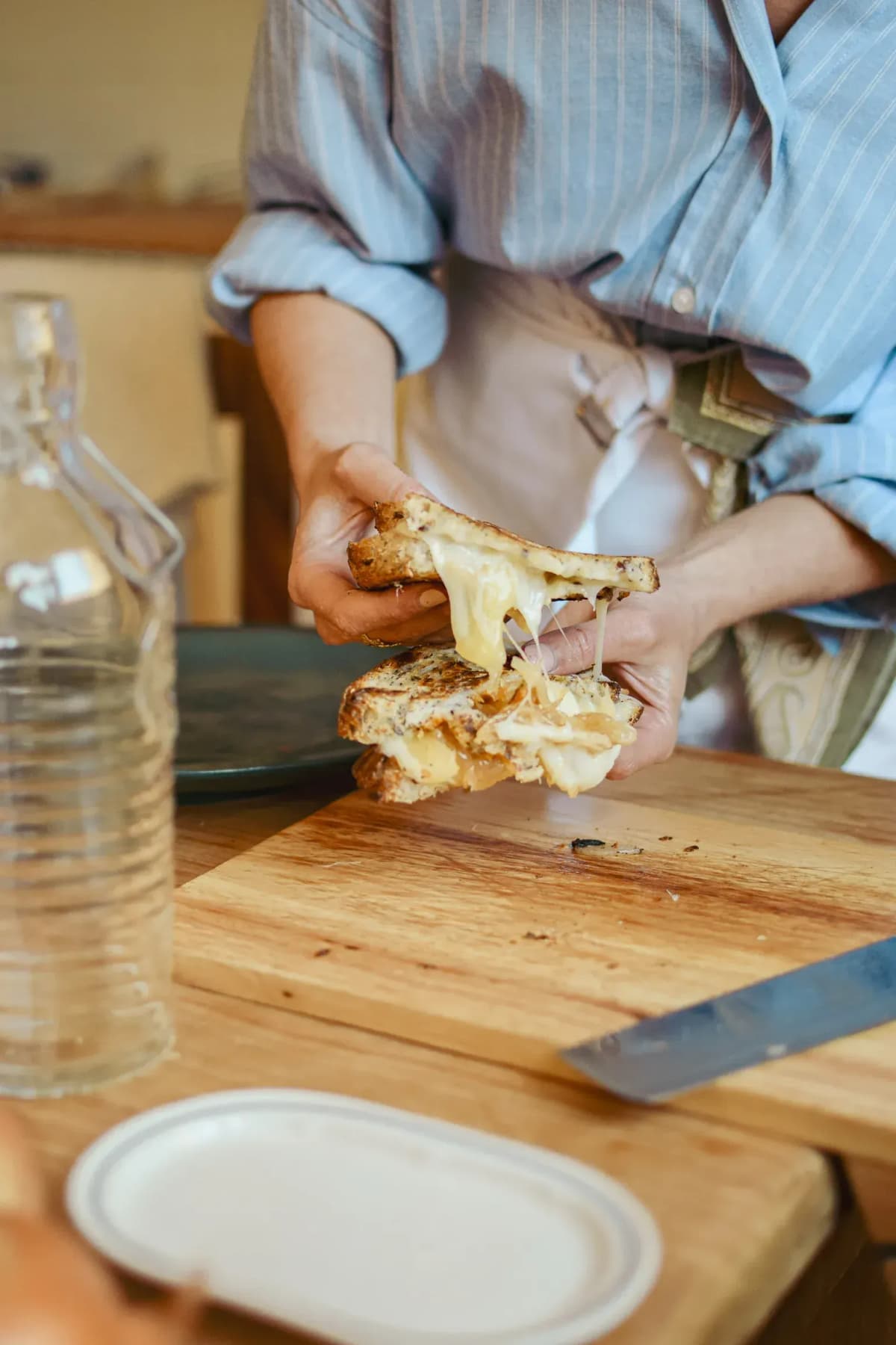 Sándwich de tres quesos con cebolla caramelizada