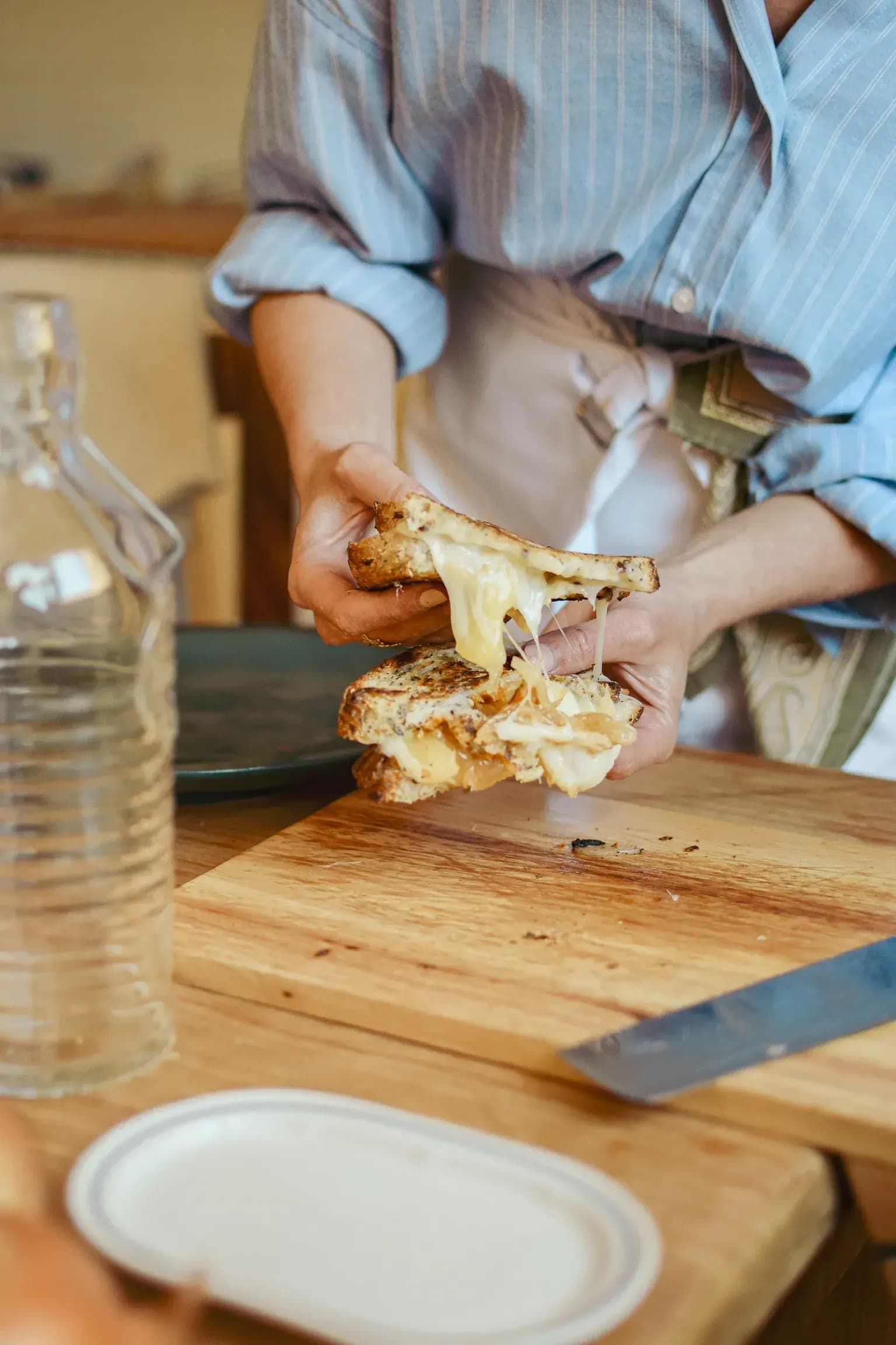 Sándwich de tres quesos con cebolla caramelizada