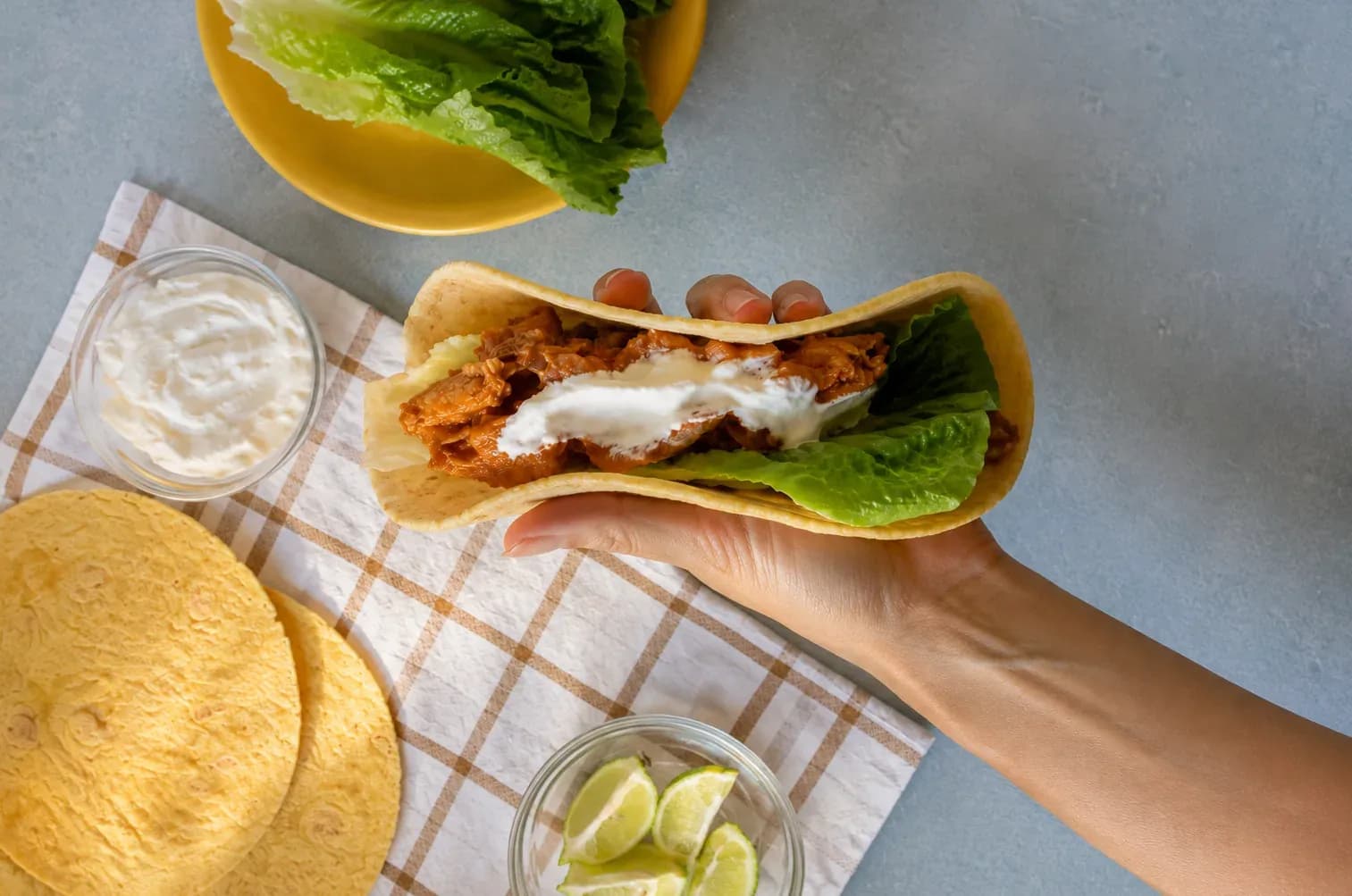 Tinga de pollo con chipotle y crema agria